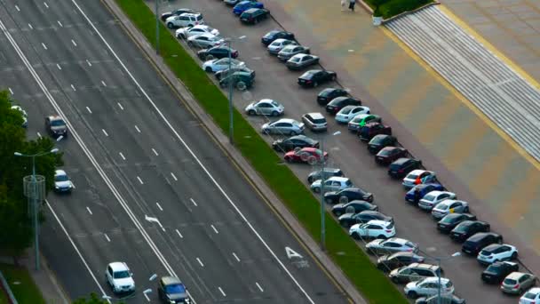 Coches conducir a lo largo de una carretera de cuatro carriles, vista superior. — Vídeo de stock