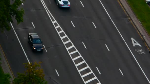 El movimiento de los coches en un tramo recto de la carretera, vista superior. — Vídeo de stock