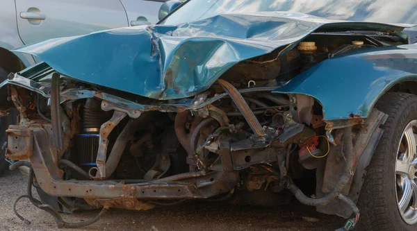 Parte dianteira gravemente danificada de um carro de passageiros. — Fotografia de Stock