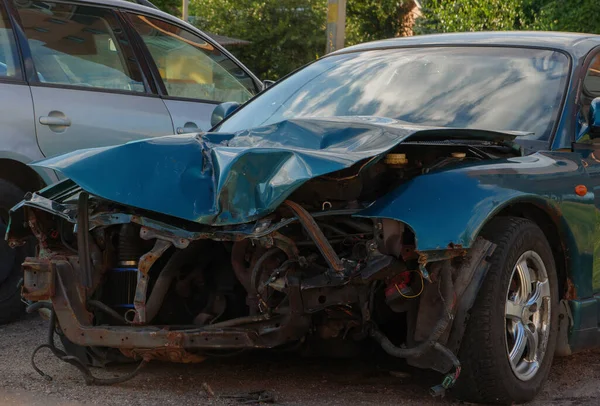 Vista frontal do acidente de carro danificado na estrada — Fotografia de Stock