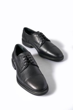 Beyaz arka planda izole edilmiş erkek deri ayakkabıları.