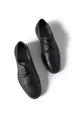 Beyaz arka planda izole edilmiş erkek deri ayakkabıları.