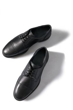 Beyaz arka planda izole edilmiş erkek deri ayakkabıları.