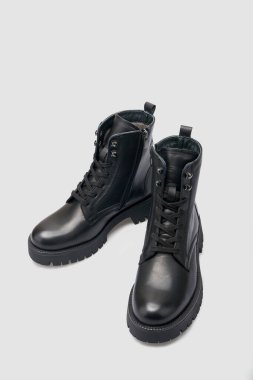 Kadın çizmeleri, ayak bileği çizmeleri, deri çizmeler, kadın ayakkabıları.,