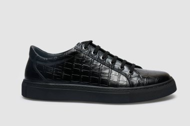 Siyah deri ayakkabılar beyaz arkaplanda izole.