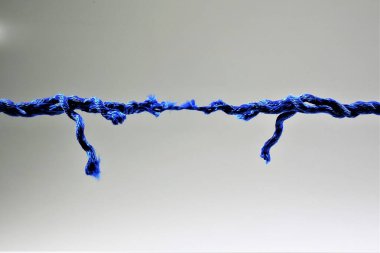 Mavi ip beyazda izole edilmiş.