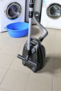 Elektrik süpürgesi yerde.