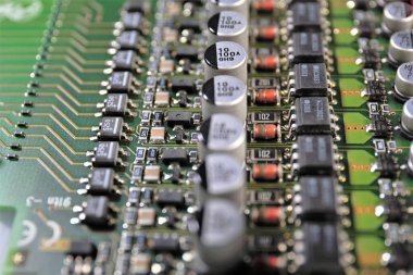 Bir karıştırıcının kapağını kapat