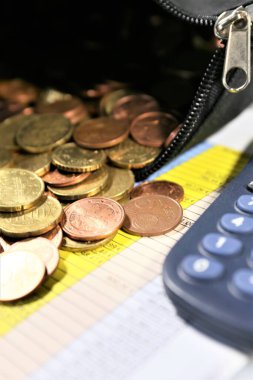 Bozuk paralar ve hesap makinesi parası