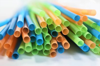 Renkli içecek pipetleri