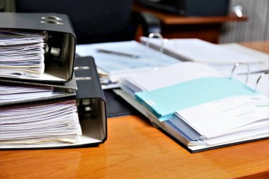 bir kağıt kesen kişi