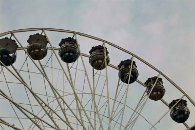 Parktaki dönme dolap.