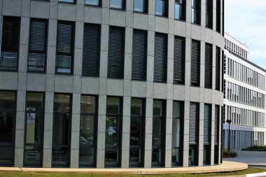 Bir binanın ön cephesi