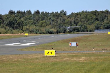 Gökyüzünde bir uçak