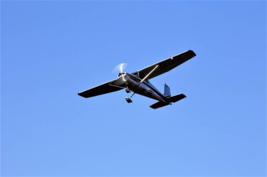 Gökyüzünde bir uçak