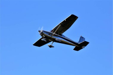 Gökyüzünde bir uçak