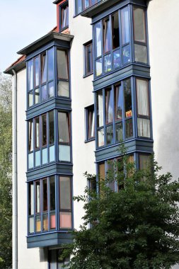 Bir evin ön cephesi