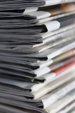 Bir yığın gazete haberi.