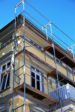 İnşaat evinin altındaki bina