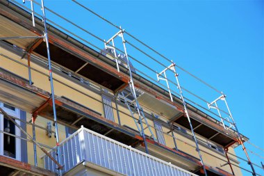 İnşaat evinin altındaki bina