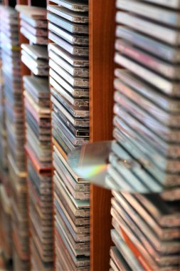 Uzaktan kumandayı tutan eli kapat