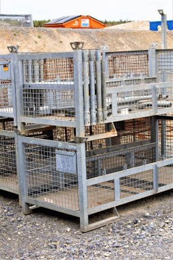 İnşaat fabrikasının altındaki bina