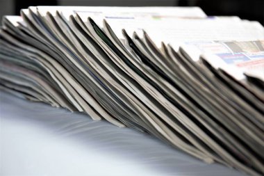 Bir yığın gazete haberi.