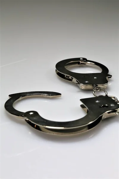 Kadın ve erkeğin elleri kelepçeli.