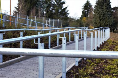 Park çitindeki köprü