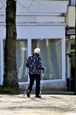 Sokakta yürüyen kadın