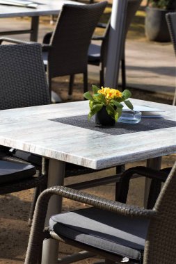 Kafede masa ve sandalyeler