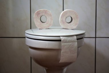 Adam yerde oturuyor.