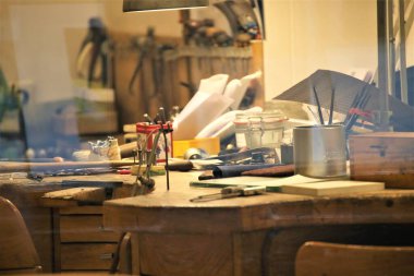 Kafe mutfağında bir masa