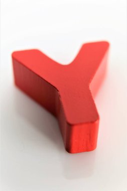 Beyaz arkaplanda harfleri olan alfabe blokları