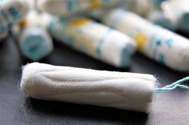 Beyaz arkaplanda izole edilmiş koruyucu yüz maskesi