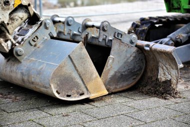 Çekiç ve örs araba.