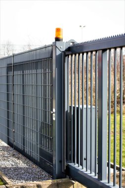 Sıra sıra kapı çiti