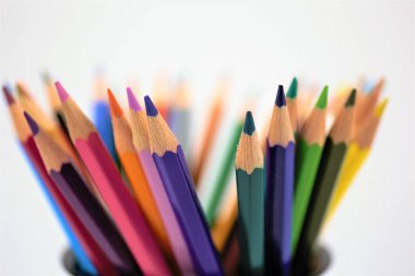 Beyaz arkaplanda izole edilmiş renkli kalemler