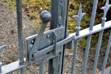 Paslı çit ahşap çimenler