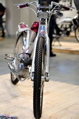 Motosikletin tekerine yakın çekim