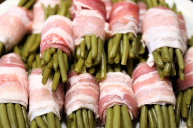 Jambon ve peynirli taze kuşkonmaz.