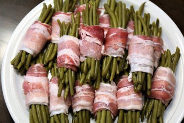 Jambon ve peynirli taze kuşkonmaz.