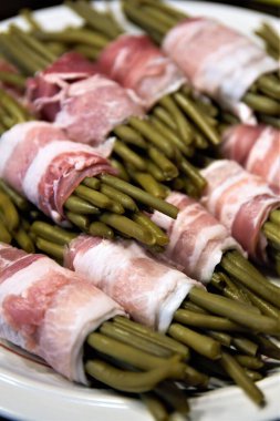 Jambon ve peynirli taze kuşkonmaz.