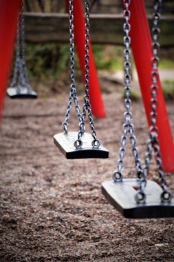 Oyun parkında sallan