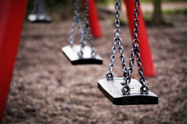 Oyun parkında sallan