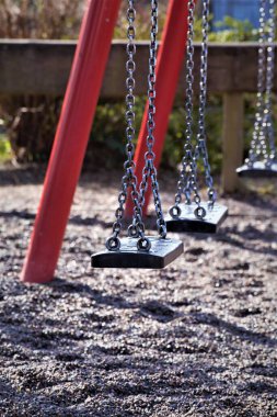 Oyun parkında sallan