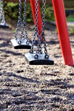 Oyun parkında sallan