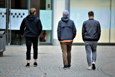 Sokakta bavullu bir kız.