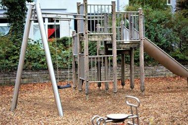 Oyun parkında sallan