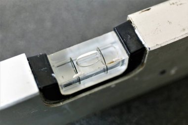 Masadaki kalem ve bardakların yakınlaştırılması